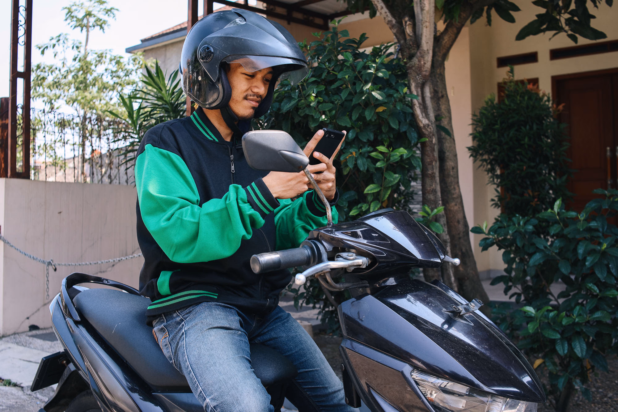 Carretera de Bali con moto y vehículos, guía de transporte por la isla