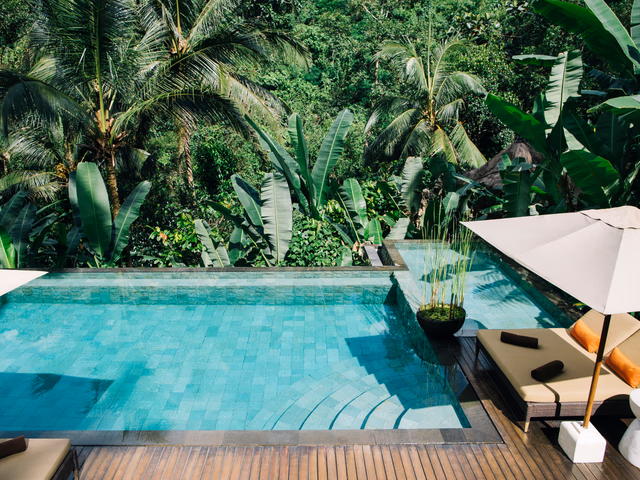 Villa balinesa con piscina privada rodeada de vegetación tropical