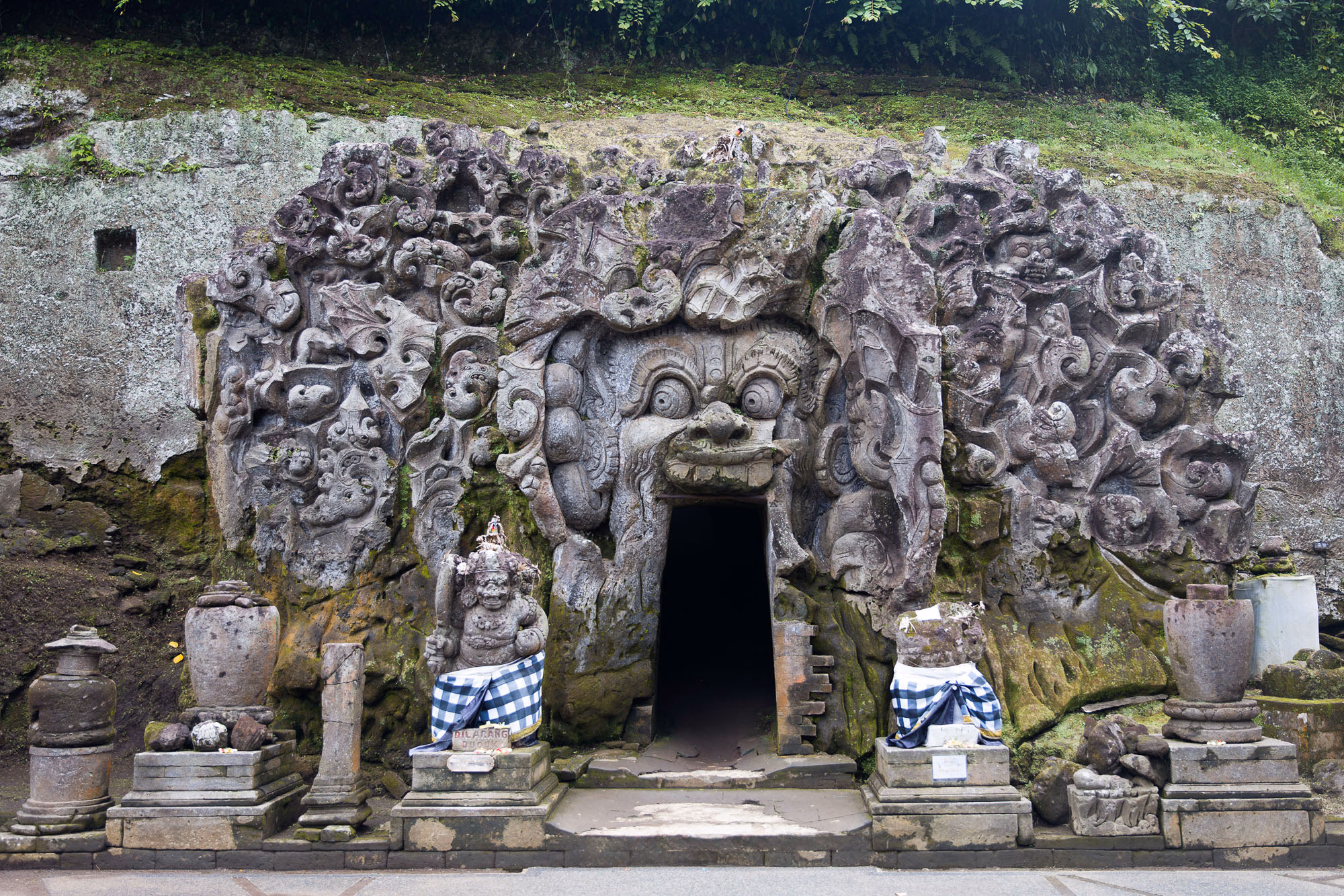 Goa Gajah - Entrada tallada en forma de boca de demonio de la cueva sagrada