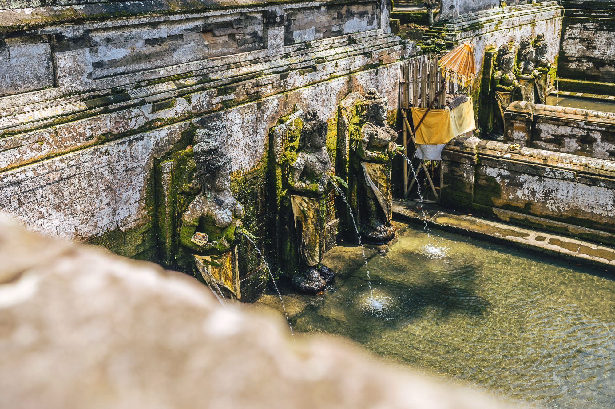 Goa Gajah - Estatuas antiguas hindúes y budistas en el jardín del complejo arqueológico