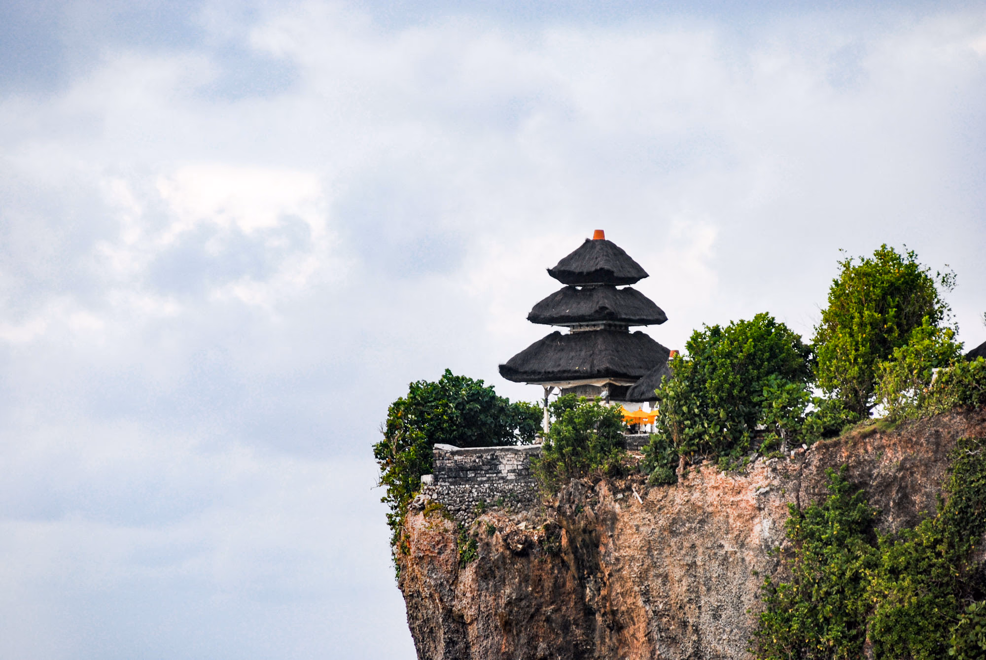 Templo de Uluwatu - Templo hindú del siglo XI sobre un acantilado de 70 metros con vistas al océano Índico
