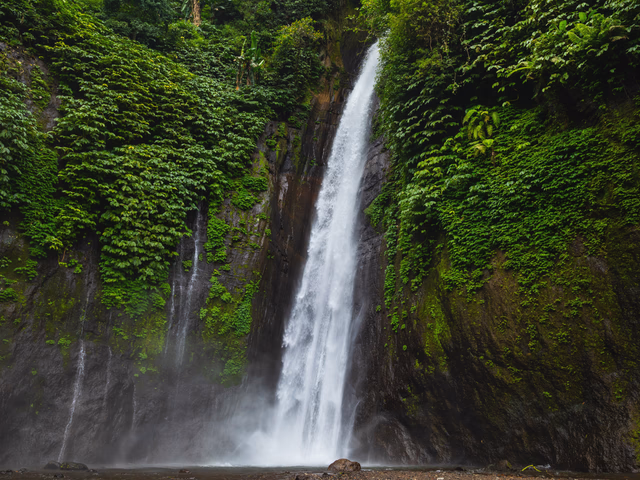 Cascada de Gobleg rodeada de selva tropical en el norte de Bali, acceso fácil para familias
