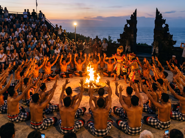 Kecak Dance al atardecer en el templo de Uluwatu, danza tradicional balinesa con coro de hombres y fuego