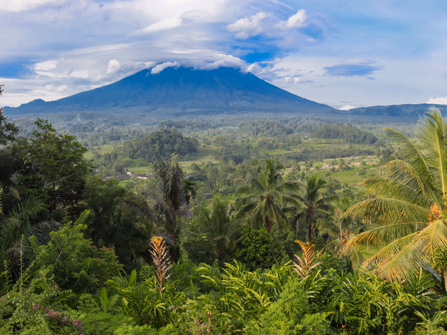 Monte Agung, el pico más alto de Bali con 3.142 metros, volcán sagrado cubierto de nubes