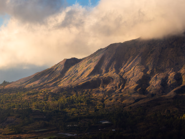 Monte Batur al amanecer con vistas al lago y al Monte Agung