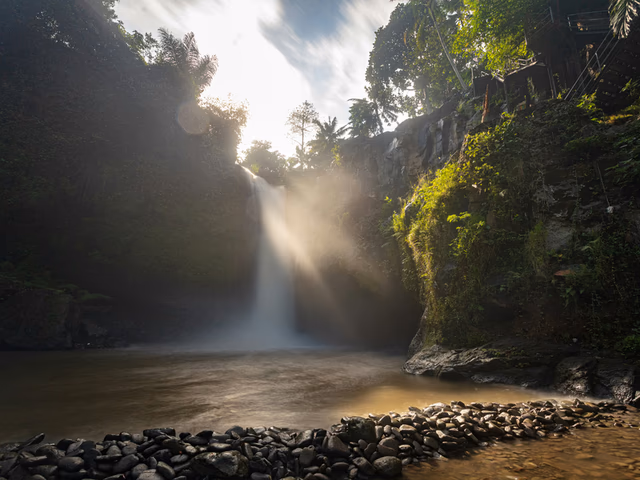 Cascada de Tegenungan rodeada de selva tropical, a 30 minutos de Ubud, ideal para bañarse