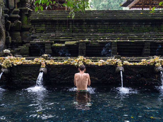 Templo de Tirta Empul con piscinas de agua sagrada para ceremonia de purificación Melukat