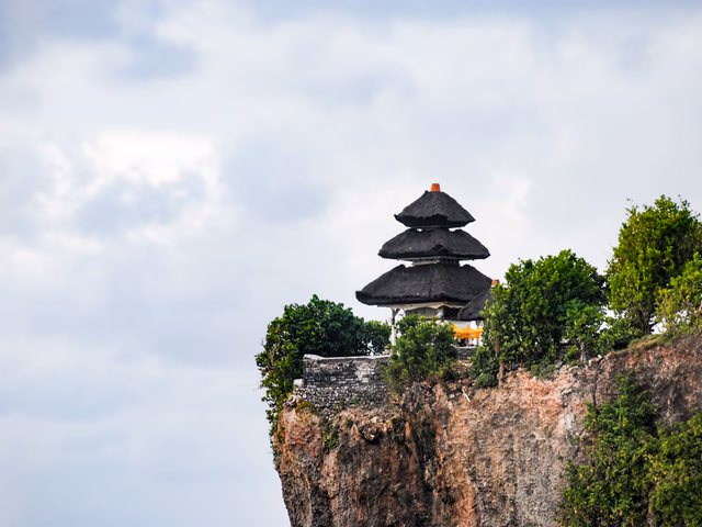 Templo de Uluwatu sobre acantilado de 70 metros con vistas al océano Índico