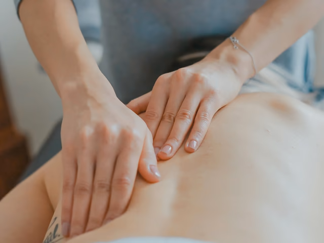Spa balinés con masajes y naturaleza tropical de fondo